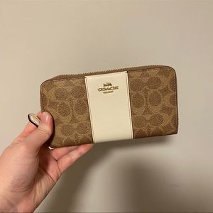 Coach Accordion Zip Colorblock Wallet (White/Signature Cavas)